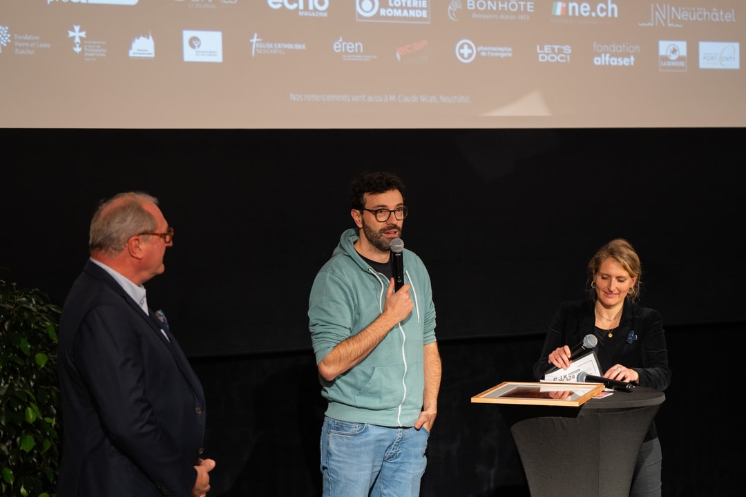 Yann Bouvier (au centre) reçoit le Prix Explainer Bonhôte. (©Johan Friedli/Prix Farel)