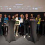 Lauréats, bénévoles, professionnels et jury impliqués au Prix Farel. Photo de famille au cours de la cérémonie de remise des prix, le 18 novembre au Cinéma Rex de Neuchâtel. (©Johan Friedli / Prix Farel)