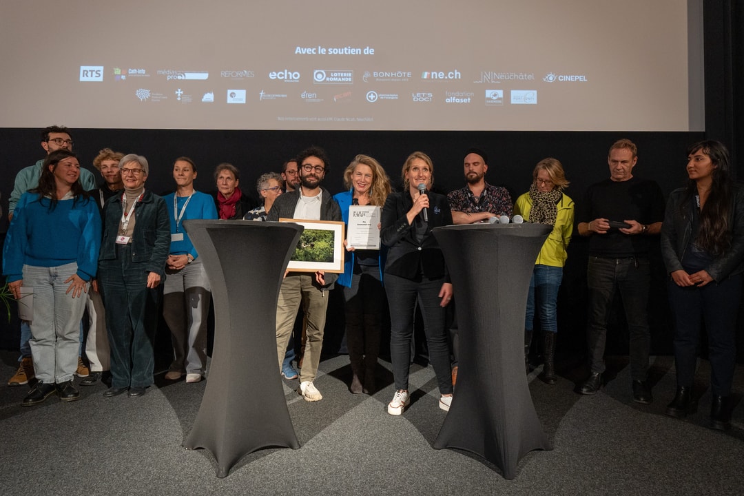 Lauréats, bénévoles, professionnels et jury impliqués au Prix Farel. Photo de famille au cours de la cérémonie de remise des prix, le 18 novembre au Cinéma Rex de Neuchâtel. (©Johan Friedli / Prix Farel)